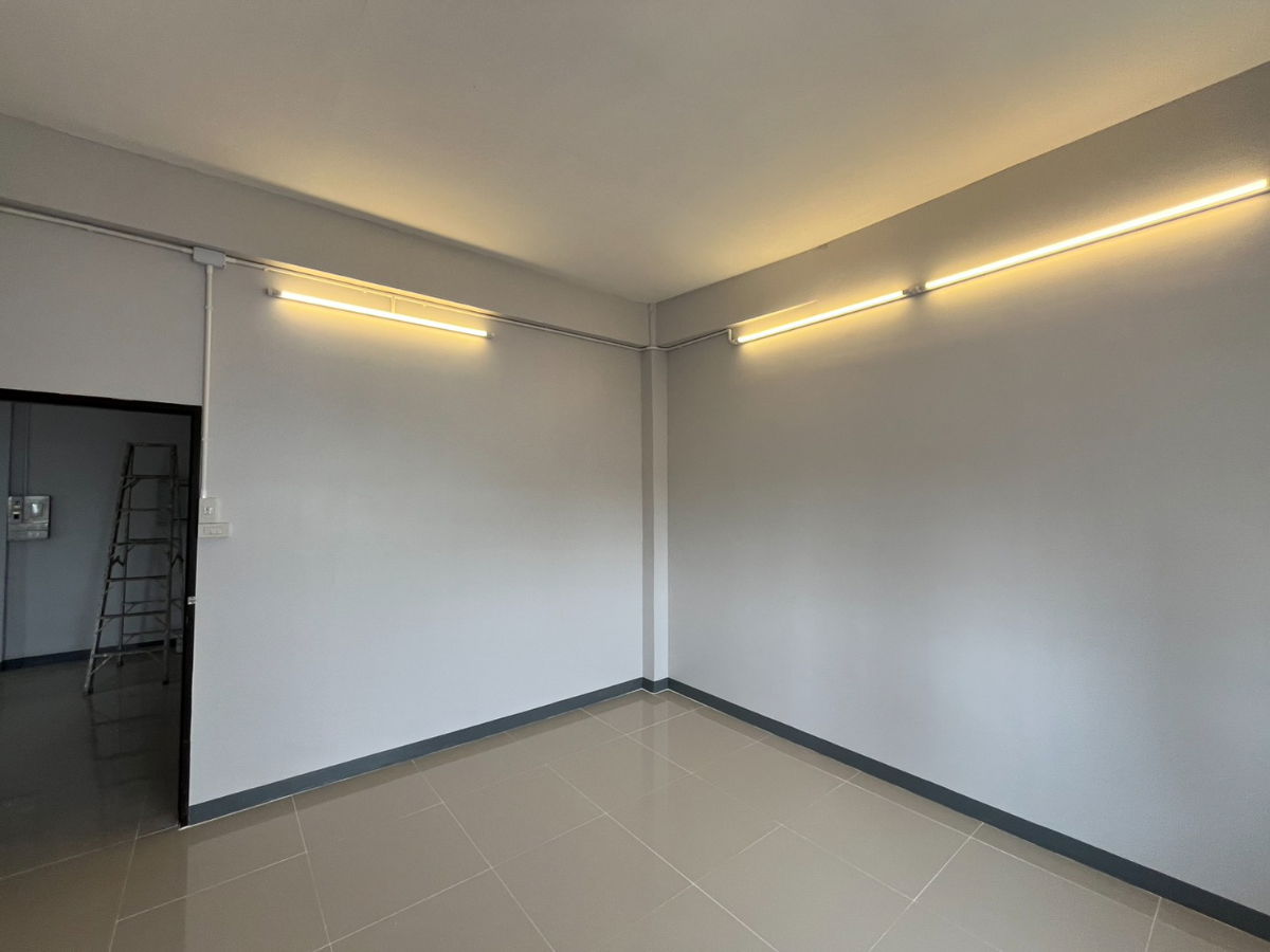 รูป หลังมุม ปรับปรุงใหม่ ใกล้ต้นซอย  ซอย เจริญนคร 53 มีที่จอดรถ เงียบสงบ ซอยตัน เหมาะอยู่อาศัย โฮมออฟฟิศ - รูปที่ 5/10