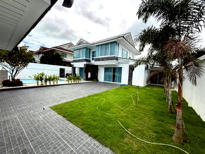 Houses for sale Denla British School : Large pool villa near Jomtien Beach (only 3 km away). A rare investment opportunity in the Chaiyapruek area.