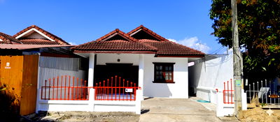 Houses for rent Chiang Mai : House for rent in San Na Meng. Beautiful and ready to move in. Only 10 minutes from Central Festival. Convenient transportation. No flooding!