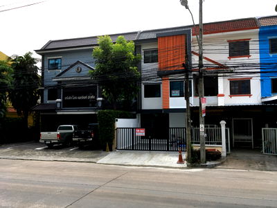 เช่าโฮมออฟฟิศ เขตบางกะปิ : ให้เช่าโฮมออฟฟิศ 3 ชั้น พร้อมเข้าอยู่ หน้ากว้าง 5 เมตร  รีโนเวทใหม่