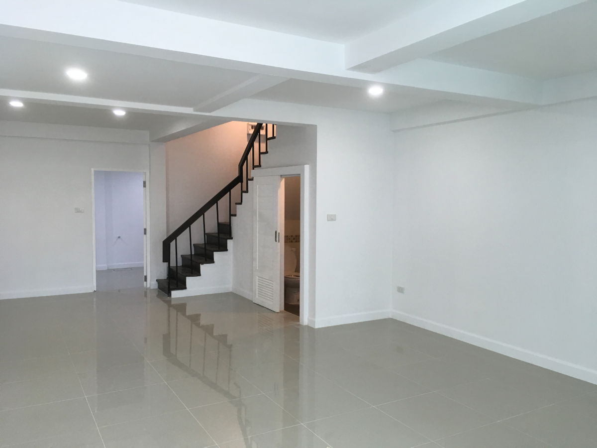 รูป ให้เช่าโฮมออฟฟิศ 3 ชั้น พร้อมเข้าอยู่ หน้ากว้าง 5 เมตร รีโนเวทใหม่ - รูปที่ 3/6