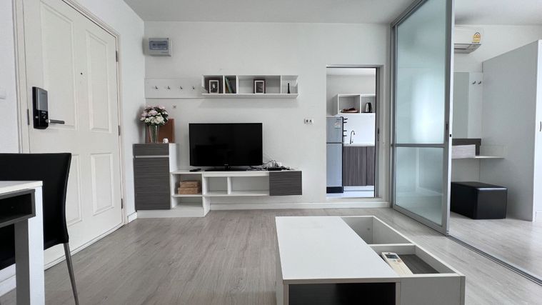 ขาย D condo sign  วิวสระว่ายน้ำ สามารถเดินไปเซ็นทรัลได้เลย โทร: 098-9690236 (แจน)