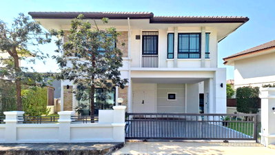 Houses for rent : House for rent in The Prominence project, Mueang Chiang Mai district. 3 bedrooms, 3 bathrooms. Rent: 40,000 baht/month.