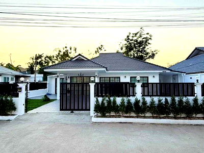 Houses for sale Bang Lamung Chonburi : Single pool villa for sale in Pattaya, Rawiporn Village 1-2, Soi Khao Noi.