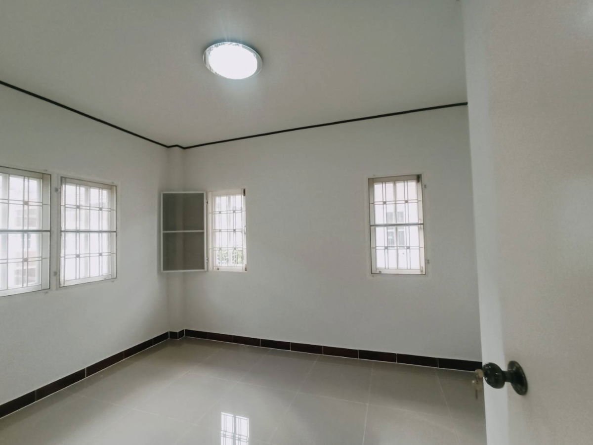 รูป S2765 ขายบ้านแฝด ราคาพิเศษ บุรีรมย์ เลียบคลองสอง ซาฟารีเวิลด์ ตกแต่งใหม่พร้อมอยู่ - รูปที่ 13/16