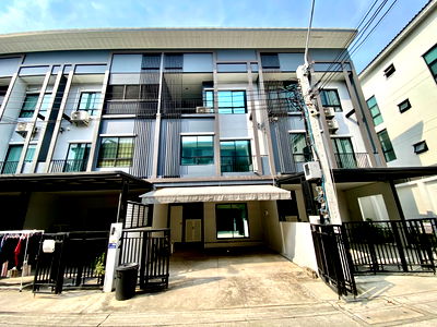 เช่าทาวน์โฮม วิทยาลัยบริหารธุรกิจและการท่องเที่ยวกรุงเทพ : ให้เช่า ทาวน์โฮม 3 ชั้น สัมมากร อเวนิว รามอินทรา–วงแหวน ใกล้รถไฟฟ้าสายสีชมพู เพียง 4 นาที พร้อมเฟอร์ SB ครบชุด