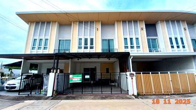 Townhouses for sale Chonburi : TOWN HOUSE for sale  Surasak Si Racha Chonburi