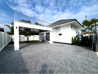 Houses for sale Bang Lamung Chonburi : Detached house with private swimming pool, Pool Villa Huai Yai-Pattaya, decorated in European style, fully built-in.