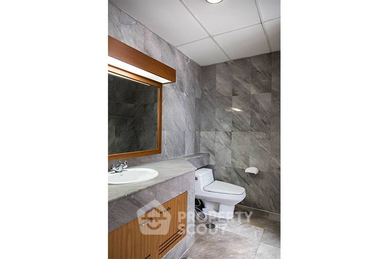 picture 2-BR Condo at Krungthep Thani Tower near BTS Phrom Phong (ID 511341) - 16/17