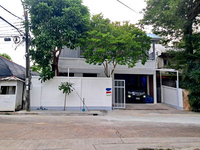 Houses for sale Seri Thai Rode : For sale: 2-story detached house in Sammakorn Ramkhamhaeng Village, lakeside location.