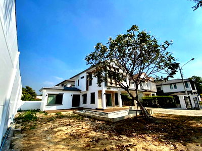 Houses for rent Saimai Avenue : [For Rent] Detached house, 120 sq.wa., large area. 🐶Pets allowed🐱 Mantana Lake Watcharapol. 📍Near Safari World and Fashion Island.