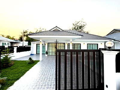 Houses for sale Chonburi : Newly renovated house, pool villa, Khao Talo, good location, beautiful house with green area in front of the house.