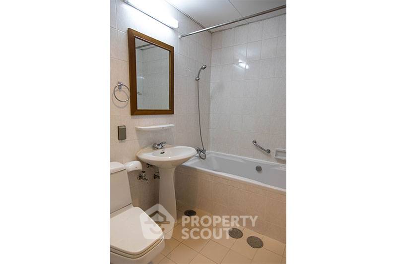 picture 2-BR Condo at Krungthep Thani Tower near BTS Phrom Phong (ID 511341) - 14/17