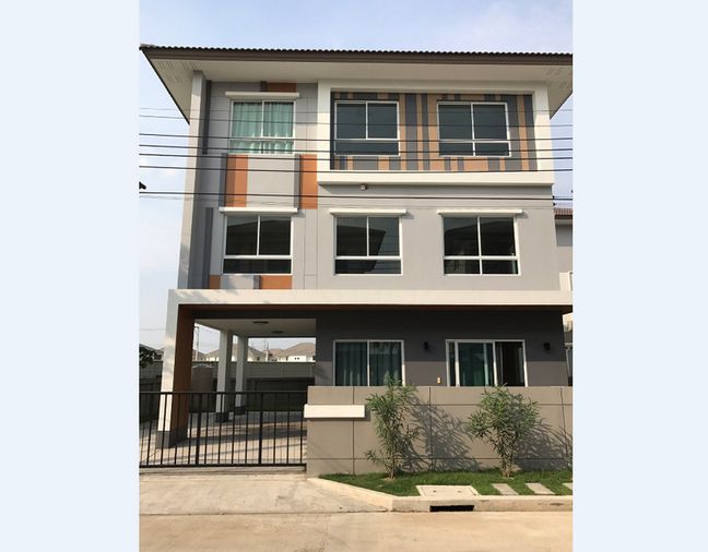 Call : 061-556-6919 โครงการ คาซ่า พรีเมี่ยม พระราม 2 บ้านเดี่ยว 3 ชั้น 54 ตารางวา 3 ห้องนอน 5 ห้องน้ำ จอดรถ 4 คัน ใกล้โรงเรียนนานาชาติรอยส์ รอยัล