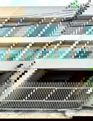 Townhouses for rent Suan Luang : For Rent: 3-Storey Townhome in Phatthanakan Area, Only 3 km to Thonglor (SPSSR95)