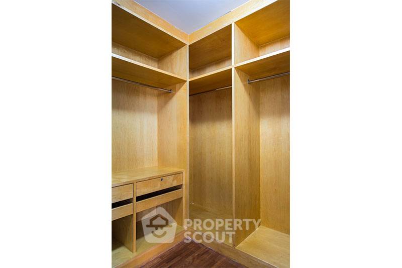picture 2-BR Condo at Krungthep Thani Tower near BTS Phrom Phong (ID 511341) - 12/17