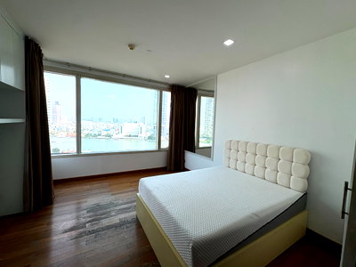 Condos for rent Shrewsbury International School : River View Large Balcony at Watermark Chaophraya