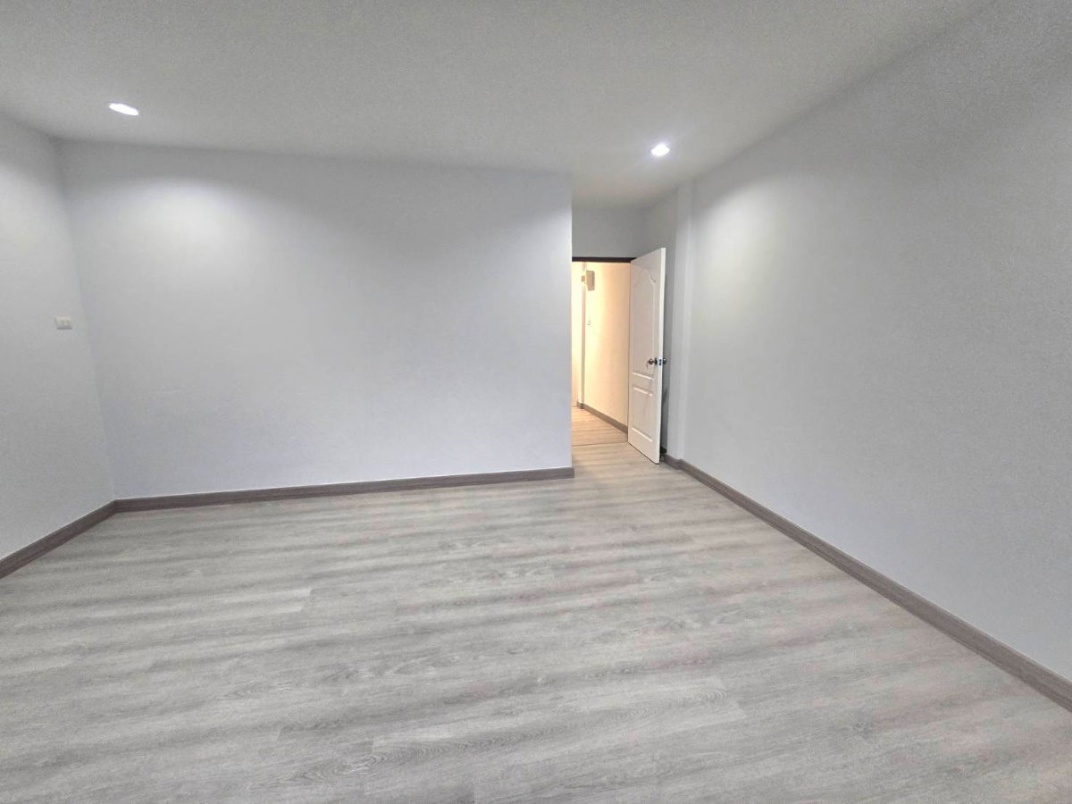 รูป  ทาวน์เฮ้าส์ 2 ชั้น ม.เคซี.คลัสเตอร์ ซอยรวยบุญ4 ถนนไทยรามัญ หทัยราษฎร์ รามอินทรา บ้านสวยทำเลดี แถมเฟอร์นิเจอร์ - รูปที่ 24/30