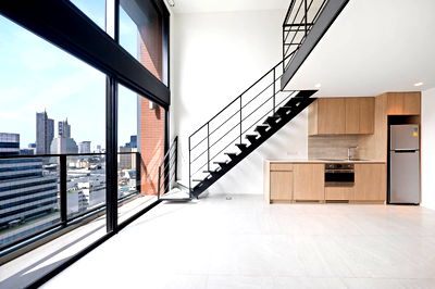 ขายคอนโด : 🔥ลดหนัก คอนโดดูเพล็กซ์ รีโนเวทใหม่ The Lofts Silom ใกล้ BTS ช่องนนทรี ชั้นสูง วิวสวย ทำเลสีลม–สาทร [U5640999]