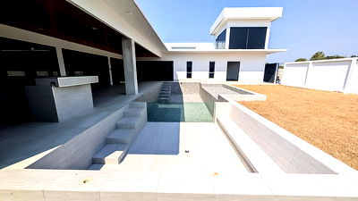 Land for sale Bang Lamung Chonburi : Land with House for Sale on 6.57 Rai in East Pattaya