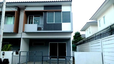 Townhouses for rent Pathumthani : Brand new 2-story townhouses for rent at The Trust Village, Lam Luk Ka Khlong 5.