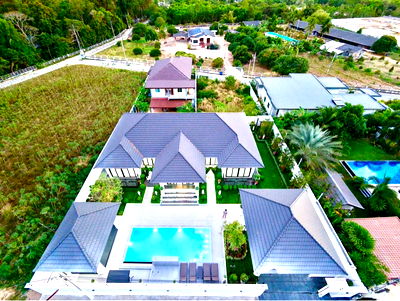 Houses for sale Pornprapanimit Road : Newly built luxury pool villa in Pattaya, close to tourist attractions and facilities, quiet with the surrounding nature, not busy.