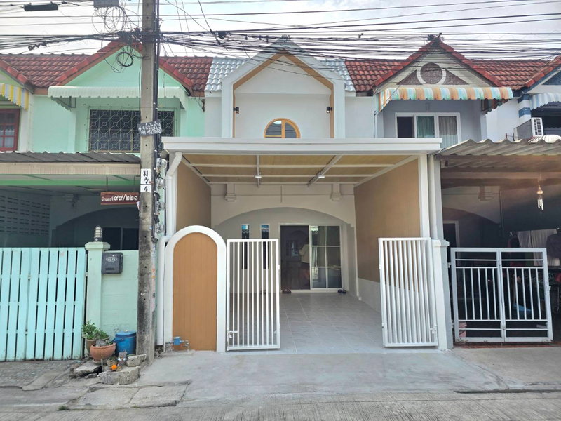 ขายทาวน์โฮม : ลดราคาพิเศษ..หมู่บ้านร่มทิพย์ ทาวน์เฮ้าส์ 2 ชั้น บ้านรีโนเวทใหม่ทั้งหลัง แถมเฟอร์นิเจอร์สวยงาม ทำเลดี ใกล้รถไฟฟ้าสายสีชมพู