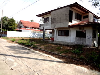 ที่ดิน เขตมีนบุรี : ที่ดินถนนสุวินทวงศ์-คุ้มเกล้ามีนบุรี หมู่บ้านศุภลัยเลค1พื้นที่336ตารางวาแถมบ้าน1หลัง ปลอดโปร่งไม่มีบ้านตรงข้ามหลังติดเลคใหญ่ สวยอยู่ต้นโครงการรร่มรื่น