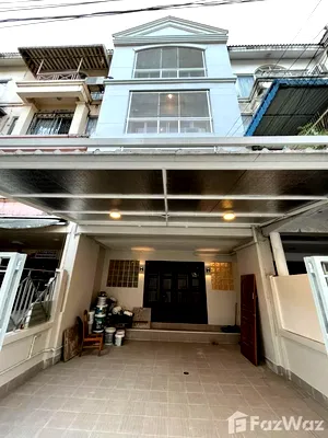 Townhouses for sale Phra Khanong : , Thailand Rent This Robotically-Lit Townhouse in Bang Chak! 1391730