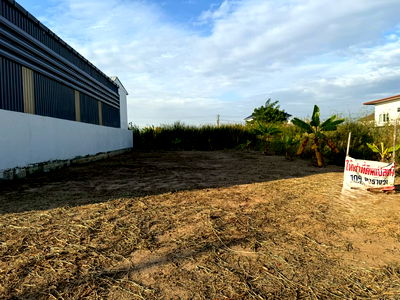 Land for rent Khlong Luang Road : Land for Rent – 109 sq.wah  Prime Location near Taladthai  Strategic location, ideal for business operations.  Truck parking area  Warehouse  