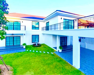 Houses for sale Pornprapanimit Road : Large Pattaya pool villa, suitable for large families or buy for long-term living in a potential location. Pattaya detached house, Bang Lamung house.