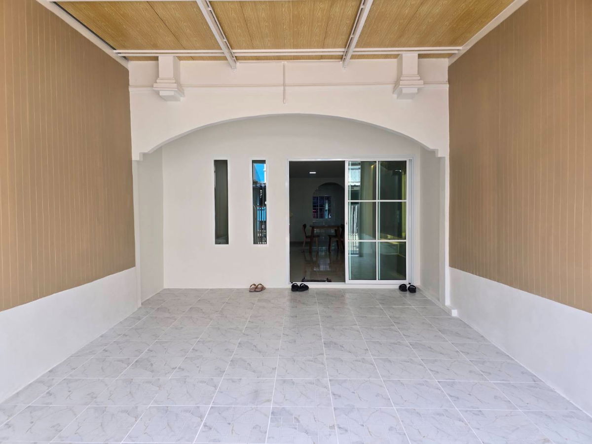 รูป หมู่บ้านร่มทิพย์ ทาวน์เฮ้าส์ 2 ชั้น บ้านรีโนเวทใหม่ทั้งหลัง แถมเฟอร์นิเจอร์สวยงาม ทำเลดี ใกล้รถไฟฟ้าสายสีชมพู - รูปที่ 4/24