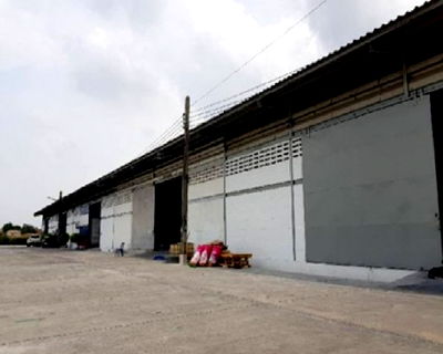 เช่าโรงงาน สมุทรปราการ : ให้เช่าโกดังพร้อมสำนักงาน พื้นที่ 800 ตารางเมตร ริมถนนบางนา-ตราด ขาออก บางนา กม.11.5 ทำเลดีมาก รถเทรลเลอร์ 40 ฟุต เข้าออกได้