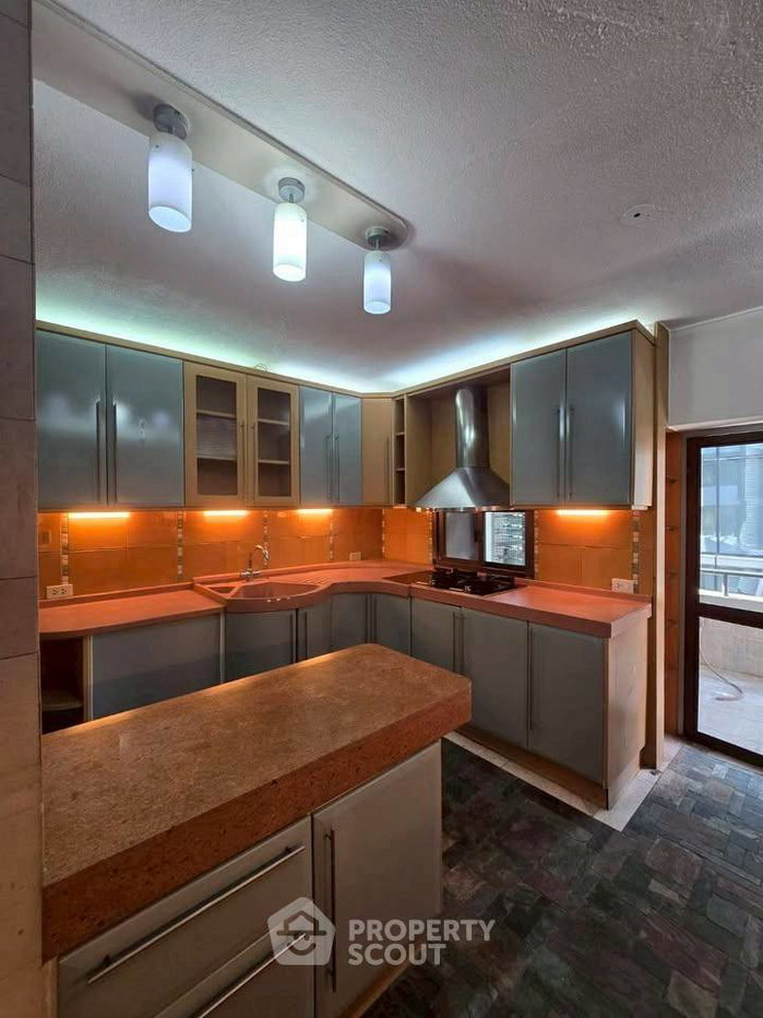 picture 2-BR Condo at Sithakarn Condominium near BTS Phloen Chit (ID 2661371) - 3/17