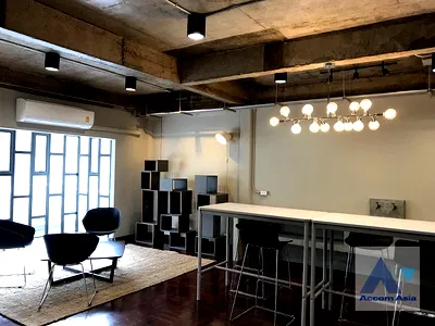 Houses for rent J Avenue Thonglor : 🔼🔽 AccomA 📩 Modern Loft-Style Home with Spacious Layout and Dark Kitchen (AA35138)