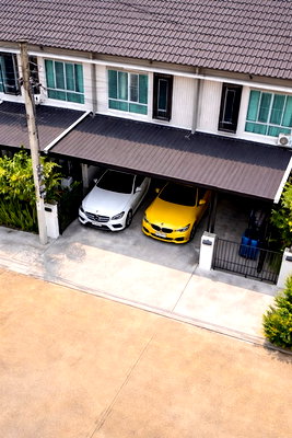 เช่าทาวน์โฮม รร.เตรียมอุดมศึกษาน้อมเกล้า  : เช่าทาวน์โฮม 2 ชั้น 4นอน รามคำแหง 156-158 ซอยมิสทีน 2 น้ำ เคหะร่มเกล้า ใกล้ตลาดเกรียงไกร 700 ม.