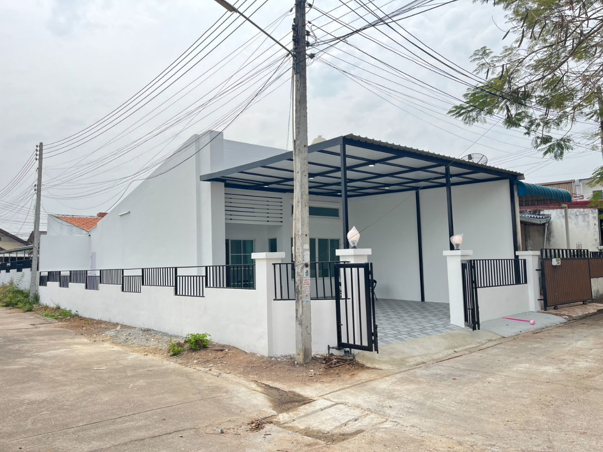 picture Single-story townhome, end unit with side yard space. - 19/19