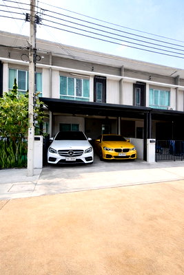 เช่าทาวน์โฮม รร.เตรียมอุดมศึกษาน้อมเกล้า  : เช่าทาวน์โฮม 2 ชั้น 4นอน รามคำแหง 156-158 บิ๊กซี เคหะร่มเกล้า 1.2 กม. ซอยมิสทีน 2น้ำ 22 ตร.ว. 170 ตร.ม. จอดรถ 2 คัน เฟอร์ฯครบ