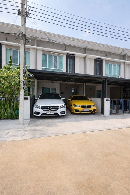 รูป เช่าทาวน์โฮม 2 ชั้น 4นอน รามคำแหง 156-158 บิ๊กซี เคหะร่มเกล้า 1.2 กม. ซอยมิสทีน 2น้ำ 22 ตร.ว. 170 ตร.ม. จอดรถ 2 คัน เฟอร์ฯครบ - รูปที่ 1/8