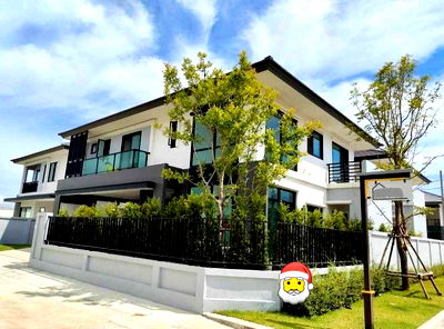 เช่าบ้านเดี่ยว นิคมบางพลี : #ให้เช่าบ้านเดี่ยวหลังใหญ่ 2 ชั้น โครงการบริทาเนีย บางนา-สุวรรณภูมิ กม.26 สไตล์ Modern British Luxury 4 ห้องนอน 5 ห้องน้ำ ใกล้ทางด่วน Central Village