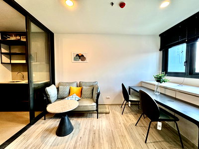 Condos for rent : R028/Spacious High-Floor Condo for Rent at XT Huaikhwang | 19,000 THB/Month | 35.1 Sq.m.