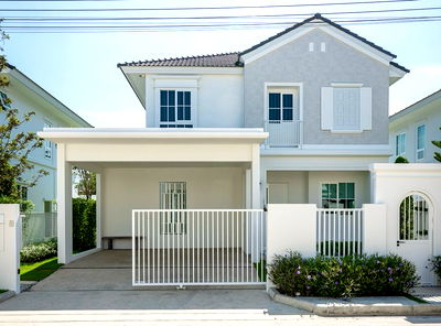 เช่าบ้านเดี่ยว บ.ศรีไทยวิศวภัณฑ์ : 🏡 ให้เช่า บ้านเดี่ยว 2 ชั้น พร้อมตกแต่ง โครงการ ชัยพฤกษ์ บางนา กม.15 ✨ บ้านดีไซน์โปร่ง โล่ง มี Courtyard เพิ่มพื้นที่สีเขียวในบ้าน