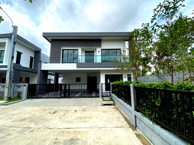 Houses for rent Sukhumvit Road : P0576/for rent Corner plot detached house, The City Sukhumvit - Onnut project, beautiful house, large area, potential location.