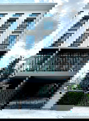 เช่าโฮมออฟฟิศ ม.ศรีปทุม : 🏙️ ให้เช่า Modern Luxury Townhome 4 ชั้น — พาทิโอ รัชโยธิน