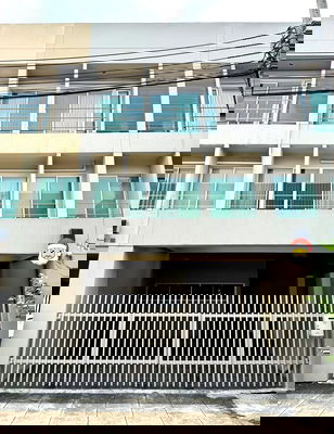 เช่าทาวน์โฮม เขตสวนหลวง : 🏡✨ ทาวน์โฮม 3 ชั้น ทำเลพรีเมียมใน Noble Cube พัฒนาการ 3 ห้องนอน 3 ห้องน้ำตรงข้ามคลับเฮ้าส์ | หันหน้าทิศเหนือ | เพื่อนบ้านดี สังคมอบอุ่น 