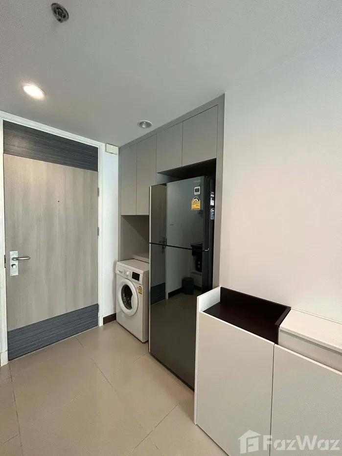 picture North-facing balcony, not too hot during the day. 6052830 - 4/8