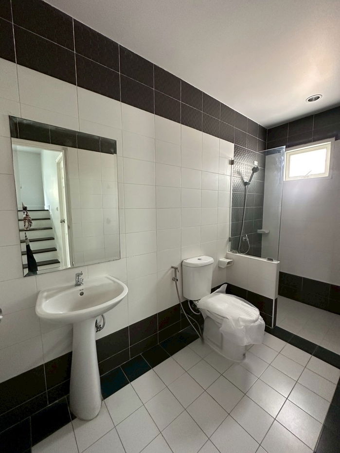 picture The Living  By Kunalai Nonthaburi - 9/13