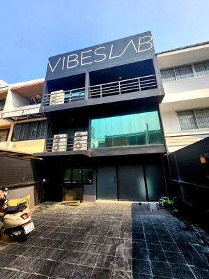 เช่าทาวน์โฮม รพ.วิมุต-เทพธารินทร์ พระราม 4 :  ให้ เช่า Home Office 3 ชั้น โครงการอารี ทาวน์เฮ้าส์ สุขุมวิท 26