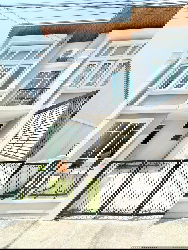 ทาวน์โฮมให้เช่า : ให้เช่าโกลเด้น ทาวน์ 3 บางนา-สวนหลวง (Golden Town 3 Bangna-Suanluang) ถนนเลียบวงแหวนรอบนอก แขวงดอกไม้ เขตประเวศ ใกล้เมกา บางนา