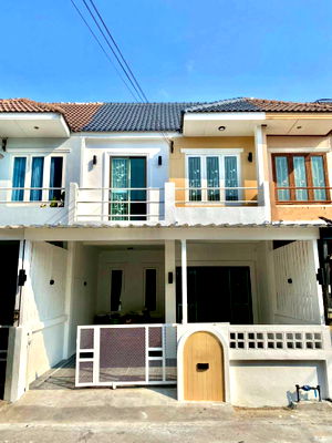 Townhouses for sale Si Racha Chonburi : Two-story townhome for sale, fully furnished, in Poom Sap Village, Bueng Worakit, Sriracha.